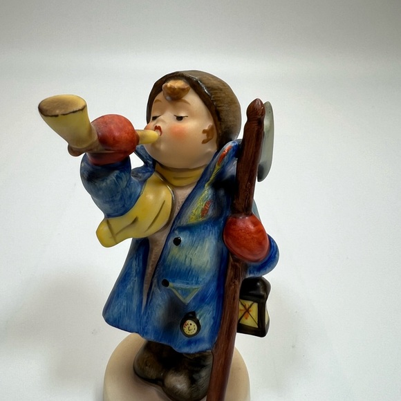 Goebel Hummel Hear Ye Hear Ye Ceramic Boy with Horn, Latern & Staff Figurine - Picture 10 of 12